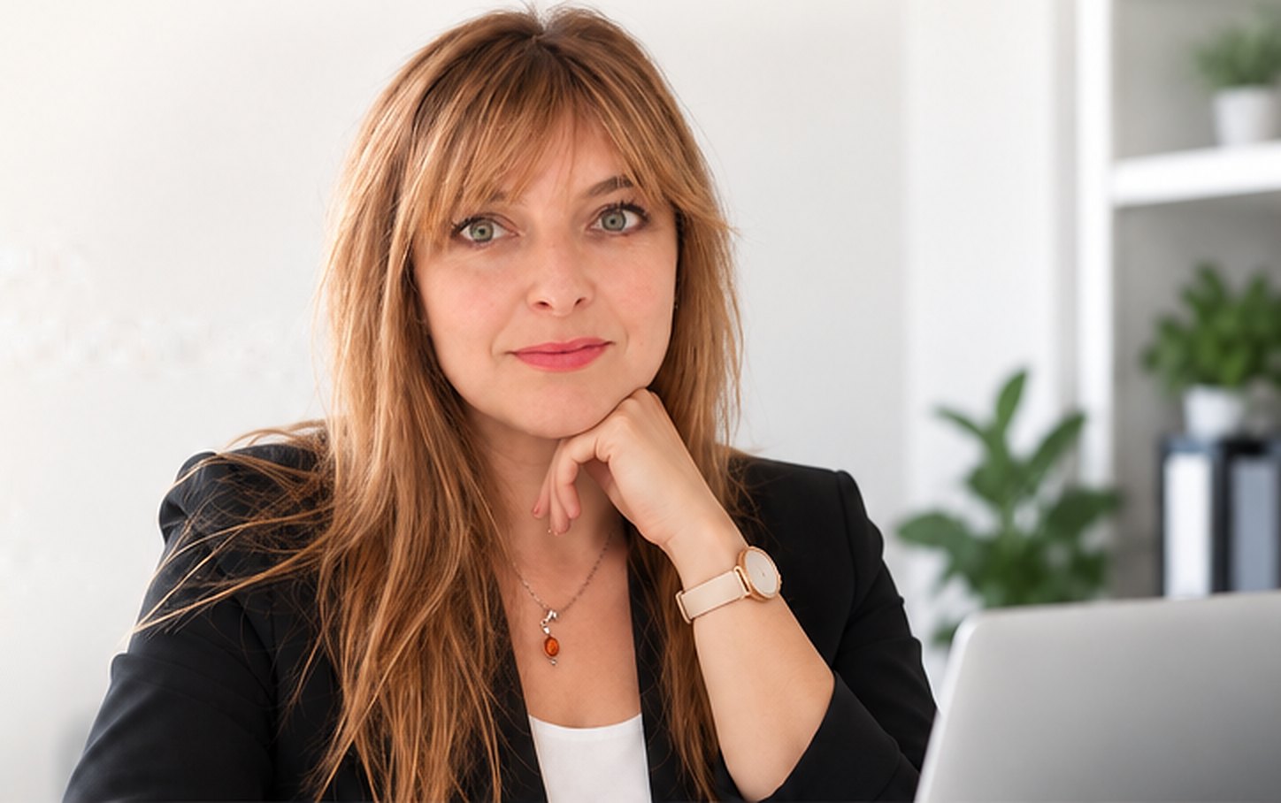 The LENAVEDIA teacher smiling at her desk